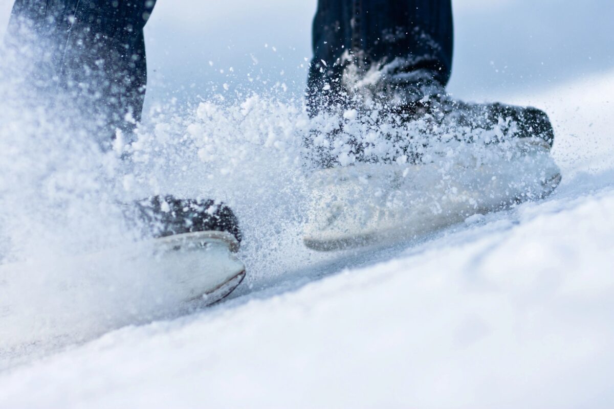 hockey player skates attempting to stop